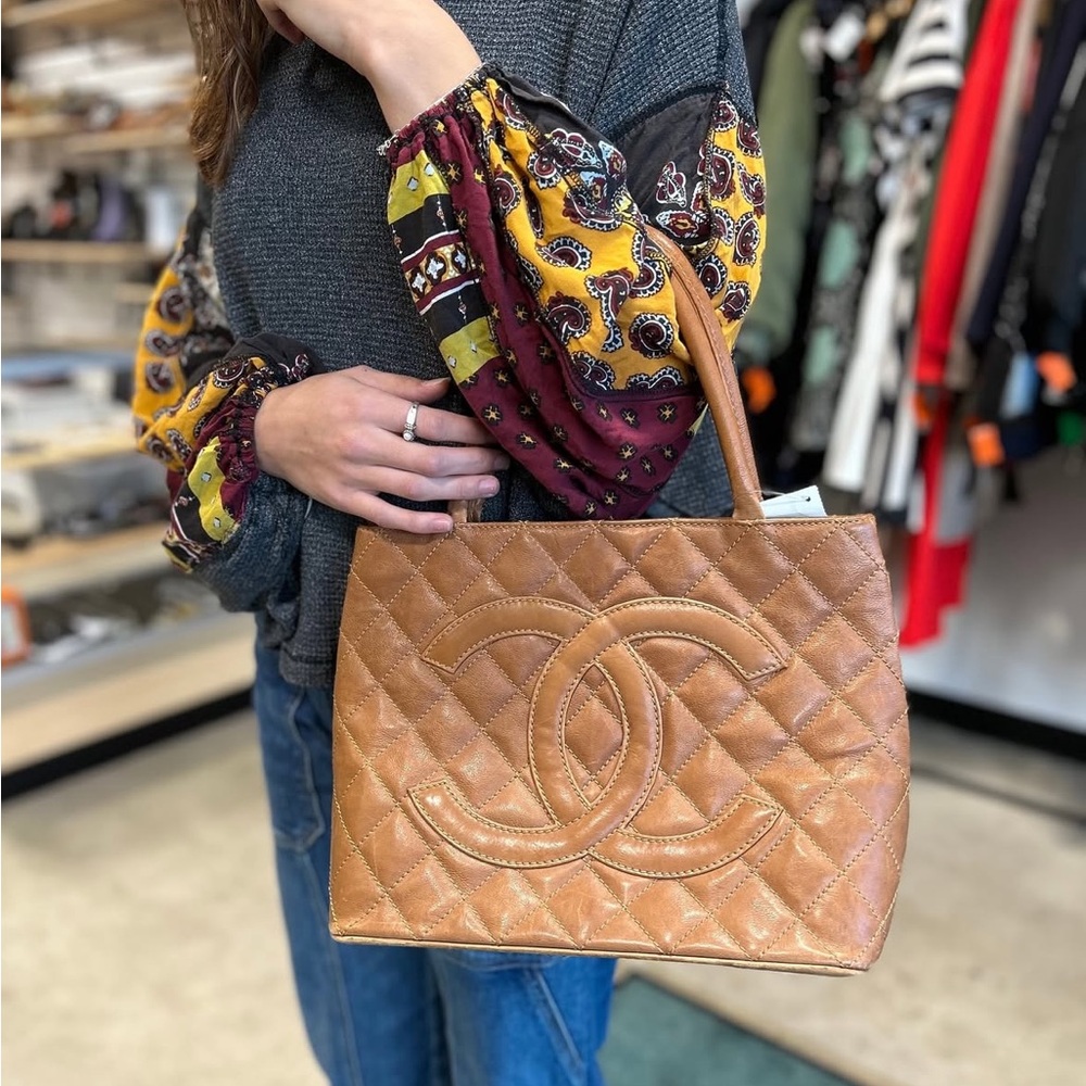 ❤️ SOLD ❤️ 👜 Authentic Chanel Caviar Quilted Medallion Tote (Brown) - Picture 3 of 17
